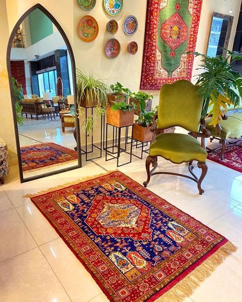 Persian Dining Room, Persian Office Decor, Middle Eastern Apartment Decor, Colorful Persian Rug, Persian Style Bedroom, Persian Style Living Room, Persian Interior Design Living Rooms, Persian Cafe Design, Iranian Bedroom