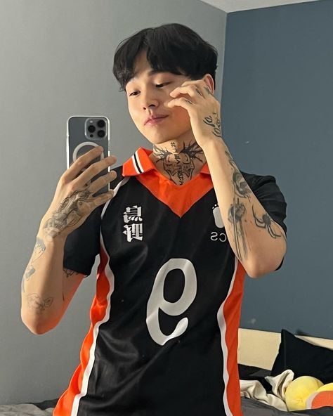 Vlad Hoshin, Karasuno High School, Hot Asian Men, Attractive Guys, Asian Boys, Lalisa Manoban, Asian Men, Gossip Girl, Adidas Jacket