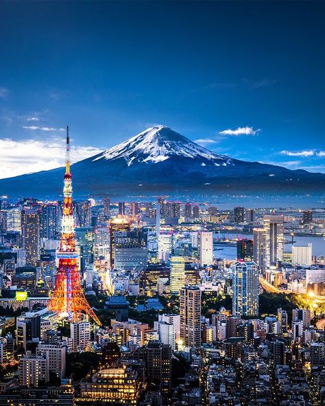 The tallest mountain in Japan AND the tallest tower in the world? We get it #Tokyo. Youre incredible. Japan Travel Destinations, Tokyo Skyline, San Myshuno, Monte Fuji, Tokyo Japan Travel, Mont Fuji, Tokyo City, Japan Travel Tips, Japan Photography