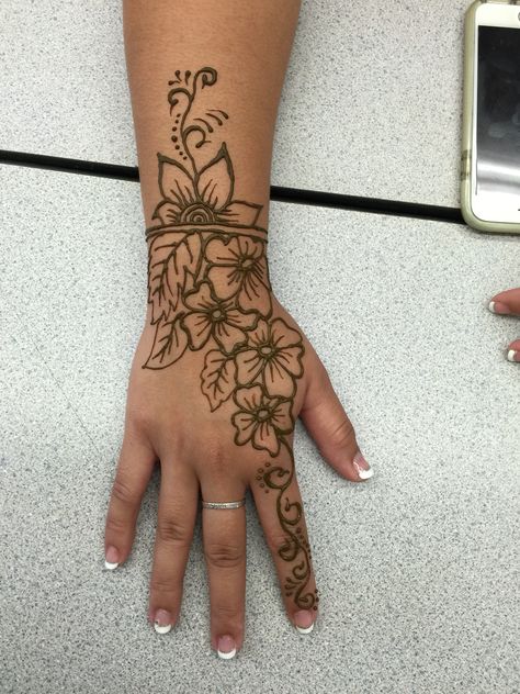 Henna Tattoo Quotes, Henna Design Hand Tattoos, Nails With Henna Design, Hena Design Hand Modern, Henna With Flowers, Henna Designs Brown Skin, Hand Tattoos Flowers For Women, Hannah Hand Tattoo Henna Designs, Henna Designs On Black Women