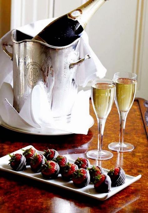 За все-все самое лучшее ....... Champagne Breakfast, Champagne Chocolate, Bottle Of Champagne, Strawberry Wine, Drink Bar, Strawberry Champagne, Because I Love You, Covered Strawberries, Chocolate Covered Strawberries