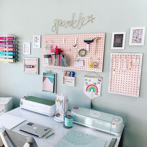 19.1k Likes, 539 Comments - Cricut - The Official Page! (@officialcricut) on Instagram: “@sparklecutz just redecorated her craft room and we are absolutely in love with how it turned out!…” Cricut Craft Room Ideas, Cricut Room, Pegboard Craft Room, Office Craft Room Combo, Cricut Storage, Craft Room Ideas, Peg Boards, Shabby Farmhouse, Crafting Room