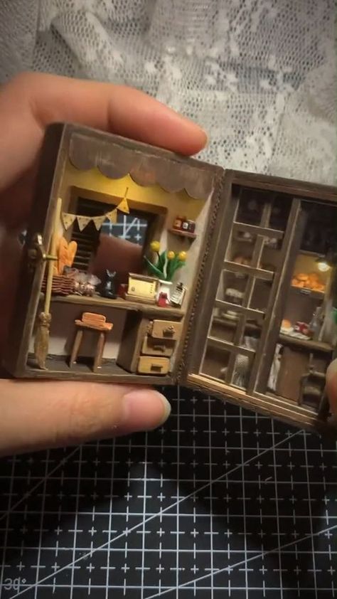 Diy Mini House, Room Box Miniatures, Bookshelf Art, Tin Case, Box House, Miniature Bakery, Dollhouse Miniature Tutorials, Diy Doll Miniatures, Doll House Plans