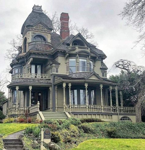 1892 Gamwell House in Bellingham, WA (PHOTOS) - Pricey Pads Patio Farmhouse, Victorian Era Homes, Victorian Homes Exterior, Garage Organizer, Makeover Kitchen, Old Victorian Homes, Victorian Style House, Shelves Bathroom, Victorian Style Homes