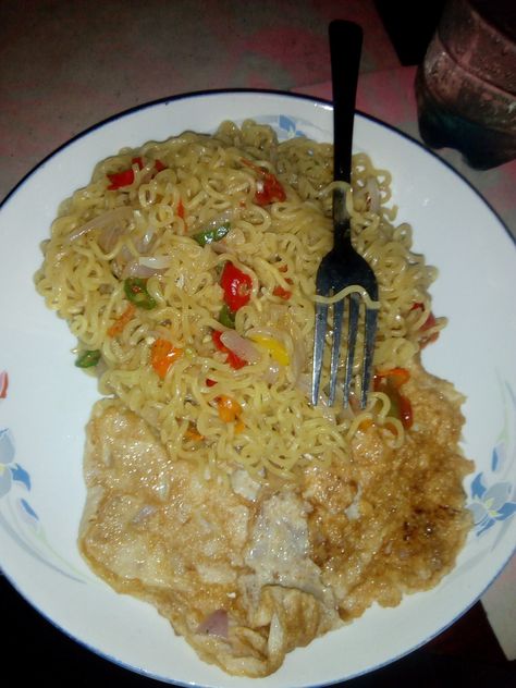 Main Ingredients: Indomie with vegetables: Red and green jalapeno peppers, green sent peppers, small onion bulbs and eggs. Indomie And Egg, Noodles And Eggs Recipe, Indomie Nigeria, Dinner Food Photography, Noodles And Eggs, Indomie Noodles, Food For Dinner, Green Jalapeno, African Recipes Nigerian Food