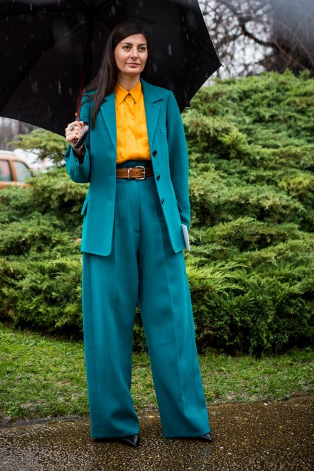 Giovanna Battaglia Engelbert, Teal Suit, Vogue British, Giovanna Battaglia, Fashion Vibes, Paris Fashion Week Street Style, Power Suit, Grand Palais, Yellow Shirts