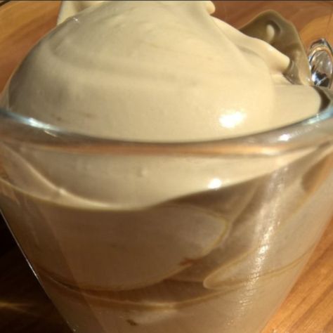 Crema al caffè: Il trucco per farla a casa in 3 minuti buonissima e spumosa come al Bar  - Più Ricette Caffe Recipe, Cooking For Dummies, Crema Recipe, Bar In Casa, Confort Food, Sicilian Recipes, Coffee Drink Recipes, Food Garnishes, Quick Desserts