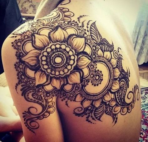 FLORAL TATTOO FROM HENNA #mandala #tattoo #mandalatattoo #tattoodesign #tattooinspo Follow us on Pinterest: www.pinterest.com/yourtango Tato Mandala, Back Henna, Tato Henna, Faith Tattoo, Tattoo Henna, Geniale Tattoos, Tattoo Women, Lace Tattoo, Henna Tattoos