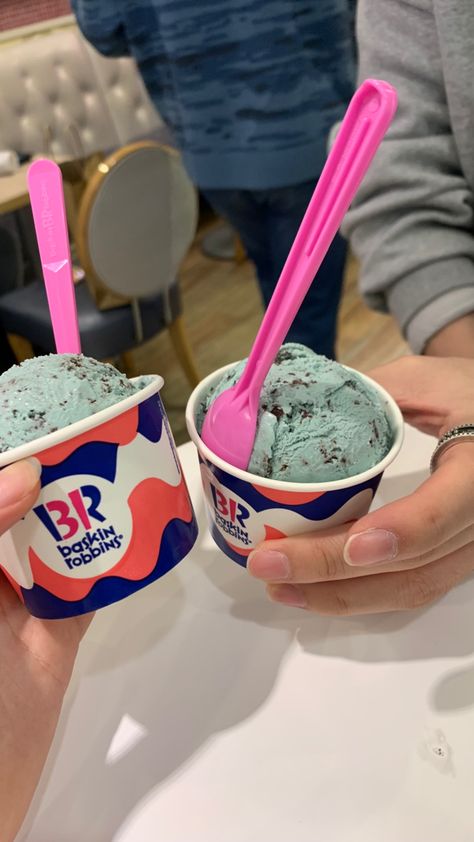 Baskin Robbins Ice Cream Aesthetic, Baskin Robbins Snap, Baskin Robbins Aesthetic, Ice Cream Baskin Robbins, Choco Ice Cream, Br Ice Cream, Ice Cream Muffins, Baskin Robbins Ice Cream, Ice Cream Date