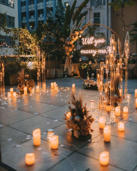 Nice Proposal Ideas, Proposal Decor Outdoor, Candle Lit Proposal Ideas, Purposal Ideas Proposals Marry Me, Proposal Floral Decoration, Wedding Proposal Decor, Minimal Proposal Decor, Roof Top Proposal Ideas, Balcony Proposal Ideas