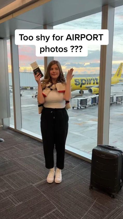 Pictures To Take At The Airport, Airport Posing Ideas, Maldives Airport Outfit, Airport Outfit In Summer, Airport Outfit Summer Aesthetic, How To Pose Travel Photo Ideas, Airport Aesthetic Outfit Summer, Photos At Airport, Aeroport Photo Ideas