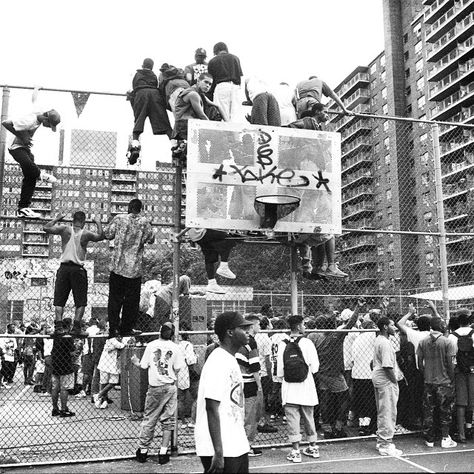 New York Hip Hop Aesthetic, Hip Hop Aesthetic, Arte Do Hip Hop, Gang Culture, Street Basketball, Tableaux Vivants, Arte Hip Hop, Basketball Photography, Black Photography