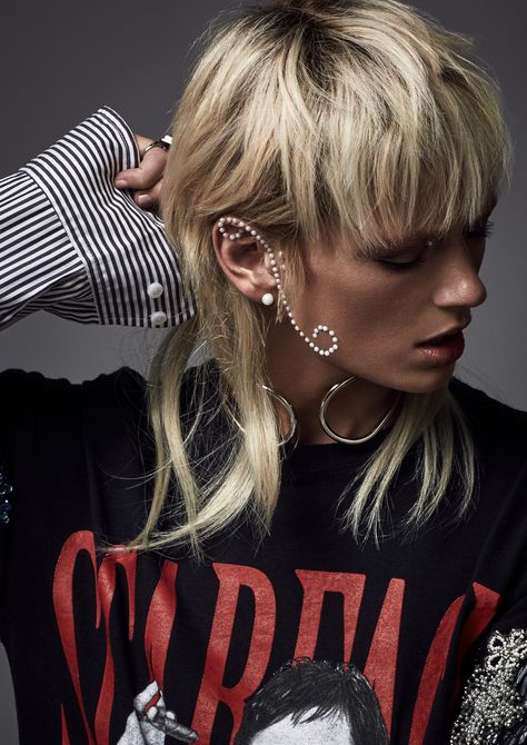 DELphic - Canadian Hairdresser Magazine Colorblock Shag Hair, Alternative Mullet, Blonde Mullet, Rock Hairstyles, Mullet Haircut, Edgy Haircuts, Shaggy Haircuts, Extension Hair, Alternative Makeup