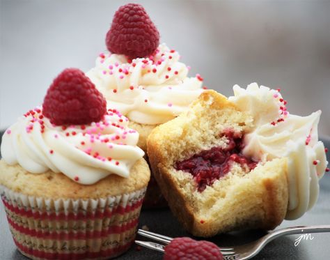 Raspberry-filled Vanilla Cupcakes | the creative life in between Essen, Raspberry Filled Cupcakes, Raspberry Cupcake Recipes, Raspberry Cake Filling, Raspberry Sauce Recipe, Cake Filling Recipes, Raspberry Cupcakes, Cake Filling, Raspberry Recipes