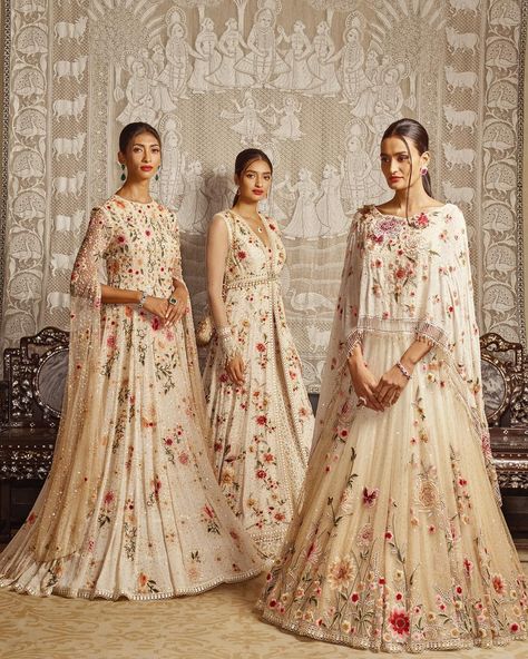 Chinoiserie Dress, Gara Embroidery, Embroidered Silk Dresses, Sleeveless Blouse Designs, Outfit Modest, Silk Dressing Gown, Indo Western Dress, Indian Gowns Dresses, Tarun Tahiliani