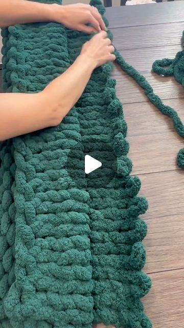 Easy Chunky Blanket, Blanket Tie Knots, How To Make A Chunky Knit Blanket By Hand, Loop Yarn Ideas, Chunky Throw Blanket Crochet, Finger Knit Baby Blanket, Finger Knitting Blanket For Beginners, Arm Crocheting Beginners, How To Arm Knit