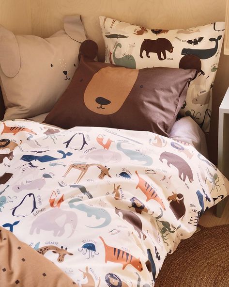 H&M HOME on Instagram: “Bedding for little wildlife enthusiasts 🐅🐘 Fun fact — this conscious duvet cover have been awarded winner of PETA UK Vegan Homeware awards!…” Safari Room, Nursery Safari, Animal Bedroom, Boho Duvet, White Animals, Kids Sheets, Hm Home, Bedroom Upgrade, Twin Duvet Cover