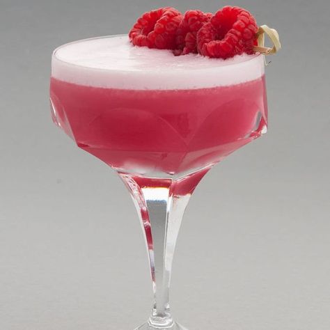 Clover Club Recipe (Gin, Raspberry Syrup, Lemon Juice, Egg White): One of the truly definitive drinks of the early 20th century, the Clover Club is one of the most famous cocktails to use egg white. The backbone of gin, the freshness of lemon juice, and ... Homemade Raspberry Syrup, Pink Lady Cocktail, Clover Club Cocktail, Clover Club, Punch Cocktails, Famous Cocktails, Gin Lemon, Gin Drinks, Raspberry Syrup