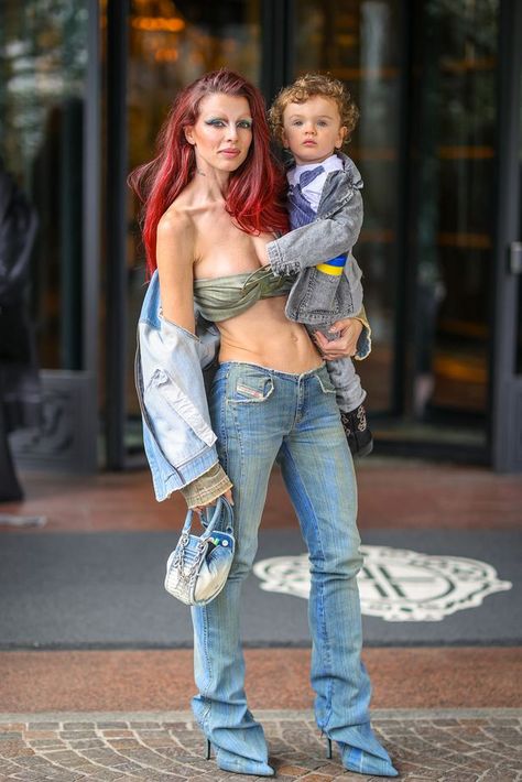 Model and actress Julia Fox rocked her usual jaw-dropping style as she posed in a barely-there outfit made out of tiny belts at a show during Milan Fashion Week 2000s Pop Culture, Coloured Denim Jacket, Jodie Marsh, Julia Fox, Dyed Red Hair, Interview Style, European Girls, Black Cowboy, Belt Top