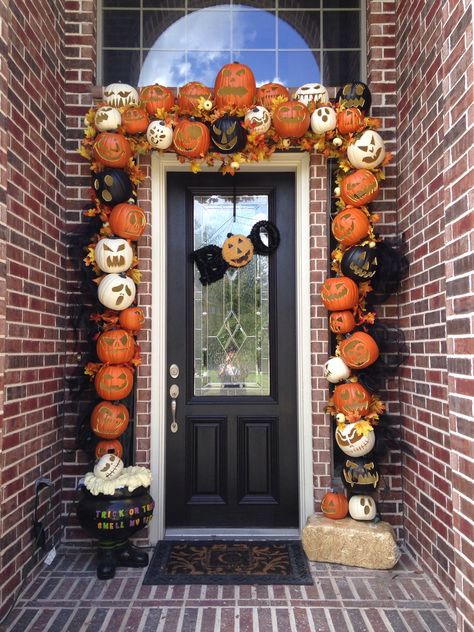 Hollowing Ideas, 3d Horror, Diy Halloween Home Decor, Halloween Front Door Decorations, Scary Halloween Decorations Outdoor, Dekorasi Halloween, Dulces Halloween, Halloween Front Doors, Easy Diy Halloween Decorations