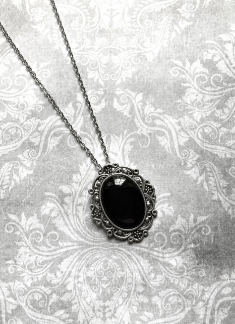 Victorian Pendant Necklace, Vampire Necklace, Black Cameo, Gothic Jewellery, Resin Cabochon, Dark Jewelry, Victorian Necklace, Edgy Jewelry, Victorian Pendants