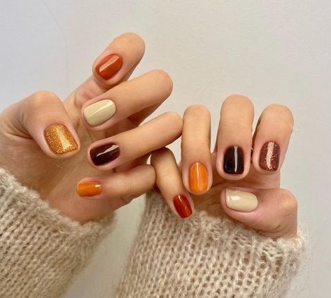 Short Multicolor Nails Fall, Nail Polish Palette, Fall Color Nail Designs 2023, Gel Nails Earth Tones, Fall Skittle Manicure, Multi Color Nails Fall, Different Nail Colors On Each Nail, Multicolored Fall Nails, Multicolored Nails Winter