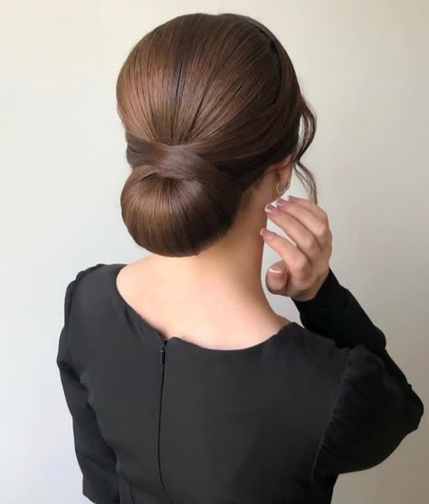 Sleek Chignon Bun, Medium Length Hair Wedding Styles, Elegant Wedding Hairstyles, Chignon Simple, Cute Pixie Haircuts, Sanggul Modern, Guest Hair, Hairdo Wedding, Simple Elegant Wedding