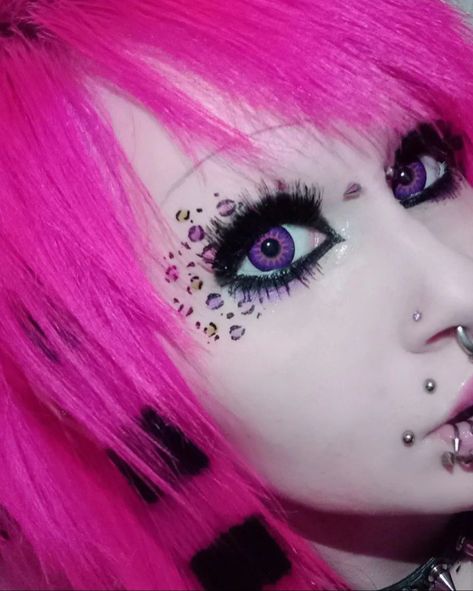 IG:@pocketbrat Scene Makeup Looks 2000s, Scene Queen Makeup, Scene Kid Makeup, Pink Alt Makeup, Scene Makeup Looks, 2000s Hipster, Emo Scene Makeup, Pink Alt, 00s Aesthetic