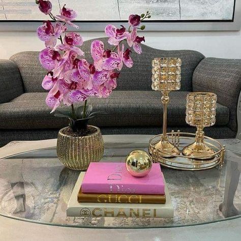 Modern Coffee Table Decor, Townhome Decorating, Comfy Living Room Decor, Coffee Table Decor Living Room, Center Table Decor, Pink Living Room Decor, Salas Living Room, Tapete Gold, Classy Living Room