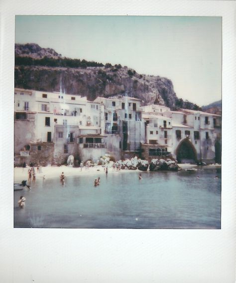 Old Film Pictures, Greece Polaroid, Polaroid 600 Pictures, Old Polaroid Pictures, Travel Polaroids, Poloroid Film, Aesthetic Polaroid Pictures, Polaroid Board, Beach Polaroid