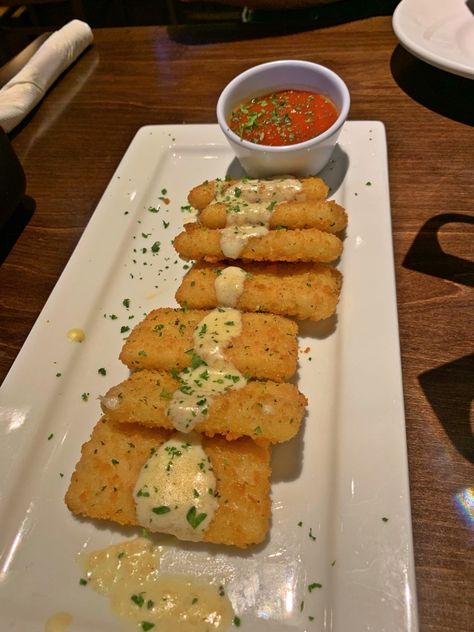 Fried Mozzarella from Olive Garden. They truly have some really delicious cheese sticks. Olive Garden Cheese Sticks, Olive Garden Mozzarella Sticks, Olive Garden Food, Mozzarella Cheese Sticks Recipe, Olive Garden Restaurant, Fried Mozzarella, Fried Mozzarella Sticks, Cheesesticks Mozzarella Sticks, Fried Cheese Sticks Mozzarella