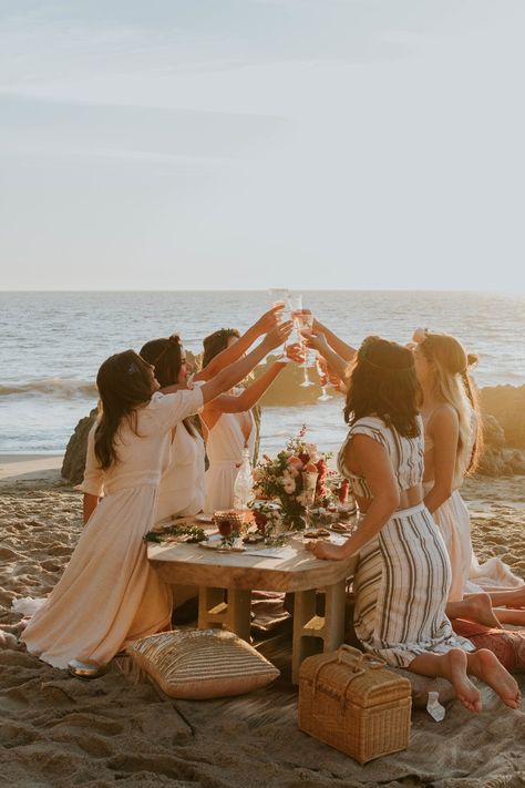 Bachelorette Party Unique, Boho Bachelorette, Picnic Photography, Bachelorette Party Photo, Bachelorette Planning, Party Photoshoot, Boho Picnic, Beach Bachelorette, Bachelorette Weekend