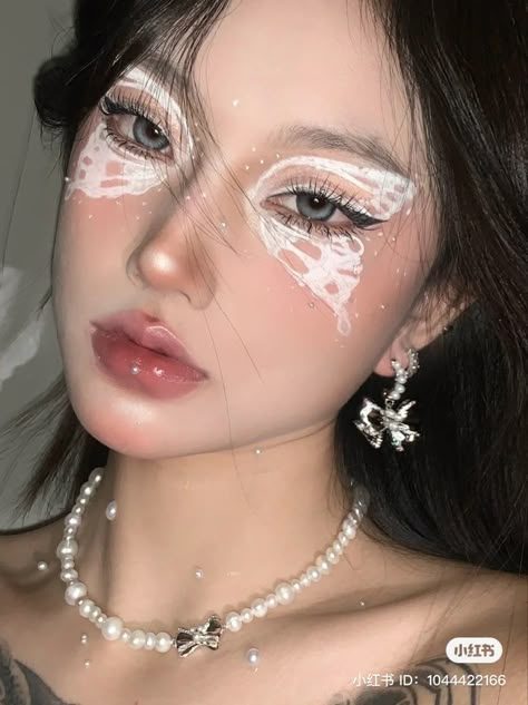 Halloween Makeup Butterfly, Weibo Makeup, Eyeshadow Nails, Douyin Style, Makeup Ulzzang, Makeup Douyin, Ulzzang Cute, Weibo Girl, Chinese Social Media