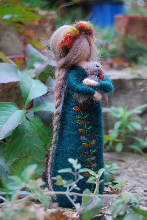 Needle Felted Monkey Tutorial, Felted Wool Fairies, Waldorf Fairy Doll, Felting Projects Christmas, Needle Felted Waldorf Dolls, Waldorf Needle Felting, Needle Felt Tutorials, Needle Felted Fairies, Waldorf Felt Crafts