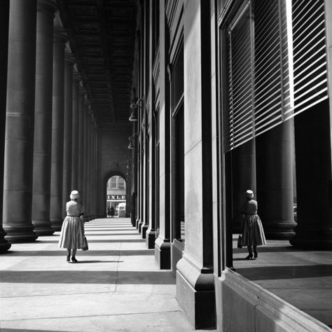 Vivian Maier Street Photographer, Vivian Mayer, Vintage Photography Inspiration, Street Photography Model, Street Photography Portrait, Street Photography Urban, Street Photography People, City Streets Photography, Mirror Photography