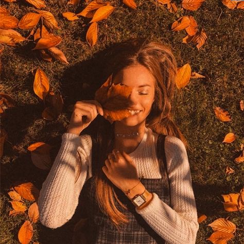 Autumn Aesthetic Pfp, Autumn Photography Portrait, Vision 2023, Cute Senior Pictures, Senior Photoshoot Poses, Halloween Pics, Unique Senior Pictures, Senior Photography Poses, Fall Portraits