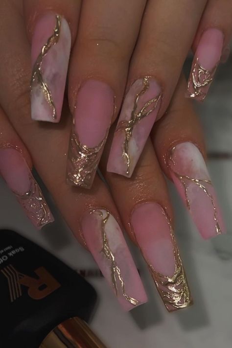 Pink marble Nail Pink Rose Quartz Nails, February Nail Art Designs, Nail Art Designs Pink Rose Gold, Pink Marble Nails With Gold Flakes, Pink And Red Marble Nails, Dusty Pink Nails Rose Gold, Pink And Gold Marble Nails, Marble Gel Nail Designs, Marble Red Nails