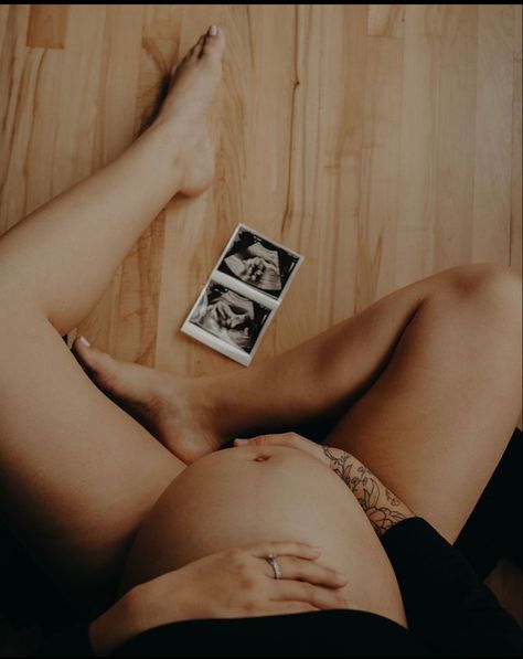 Rocking Chair Maternity Photos, Early Bump Pictures, Maternity Photos Belly Showing, Maternity Photography At Home Ideas, Maternity Instagram Photos, Maternity Photo Diy, Maternity Self Portrait Ideas, Pregananant Photoshoot Home, Intimate Maternity Photos Couples At Home