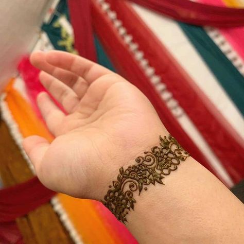 henna tattoo designs henna tattoo ideen henna tattoo design henna tattoos designs henna tattoo hand henna tattoo workshops Wrist Mehendi Designs, Navratri Mehndi Design, Bracelet Mehndi Design, Aura Tattoos, Heart Mehndi, Wrist Henna Designs, Wrist Henna, Durga Pooja, New Mehndi