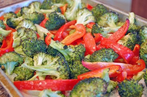 Want to eat more vegetables? Start roasting them! Easy changes for health. Broccoli And Peppers, Red Pepper Recipes, Red Cabbage Recipes, Red Cabbage Salad, Eat More Vegetables, Eat Your Vegetables, Eat At Home, Bread Easy, Cooked Veggies