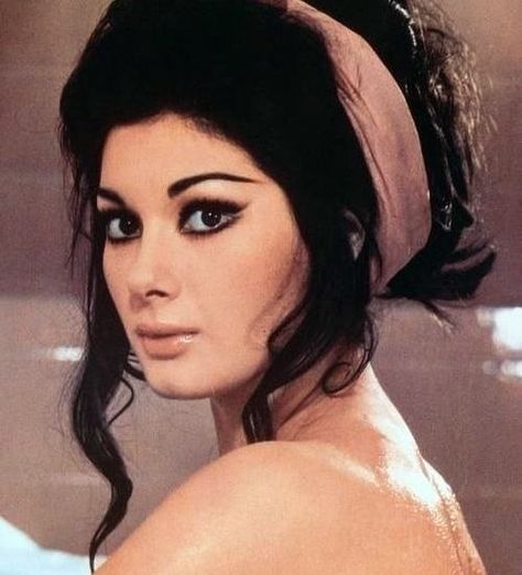 Italian Makeup, 1970s Makeup, 1960s Makeup, Edwige Fenech, Klasik Hollywood, Vintage Makeup Looks, 60s Makeup, 70s Makeup, Retro Makeup