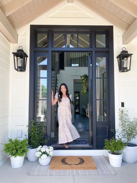 Porch Styles, Front Door Makeover, Amazon Decor, Casas Coloniales, Small Porches, Front Entry Doors, Glass Front Door, Front Door Design, Well Decor