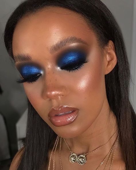 ELECTRIC BLUE 💙 How beautiful is @maggiexsmith Lids @peachesmakeup double denim and sapphire mixed Shadows @bperfectcosmetics… Rave Makeup Jewels, Thanksgiving Makeup Ideas, Witch Makeup Ideas, Halloween Women Makeup, Electric Blue Eyes, Makeup Ideas For Halloween, Thanksgiving Makeup, Dead Makeup, Witch Makeup