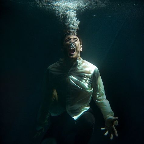 Underwater Portrait, Sea Underwater, Photographie Portrait Inspiration, Water Photography, Under Water, Dark Photography, Underwater Photography, Free Guide, Cute Couple Pictures