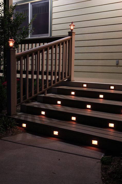 Minecraft Houses Wood, Backyard Minecraft, Stairs Lighting Ideas, Deck Stair Lights, Staircase Lighting Ideas, Stairs Decoration, Deck Step Lights, Outdoor Deck Lighting, Landscape Backyard