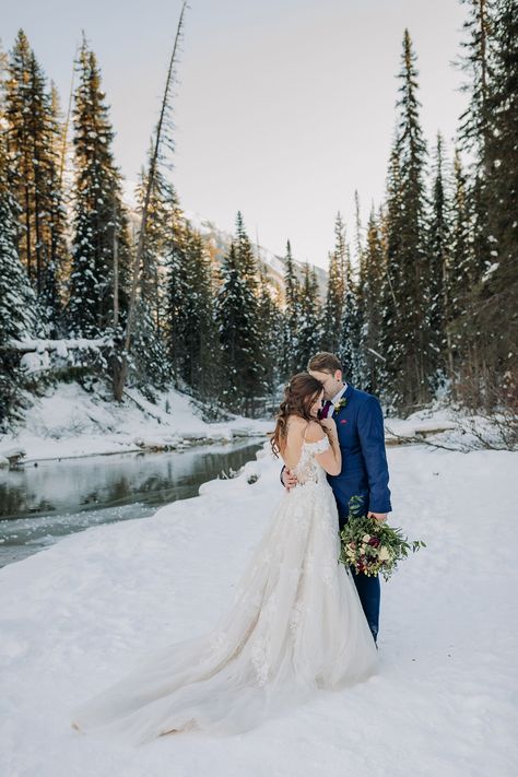 Snow Wedding Venues, Winter Wedding Picture Ideas, Goblin Wedding, Winter Wedding Outdoor, Winter Wedding Locations, Winter Wedding Aesthetic, Mountains In Winter, Prenup Photos, Modern Winter Wedding