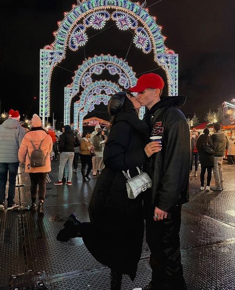 Emily Faye Miller and Cam Holmes , Too hot to handle season 2 on Netflix Emily Faye Miller, Cam Holmes, Popular Japanese Snacks, Winter Wonderland London, London Couple, Winter London, Christmas Winter Wonderland, Tv Reality, Aesthetic London