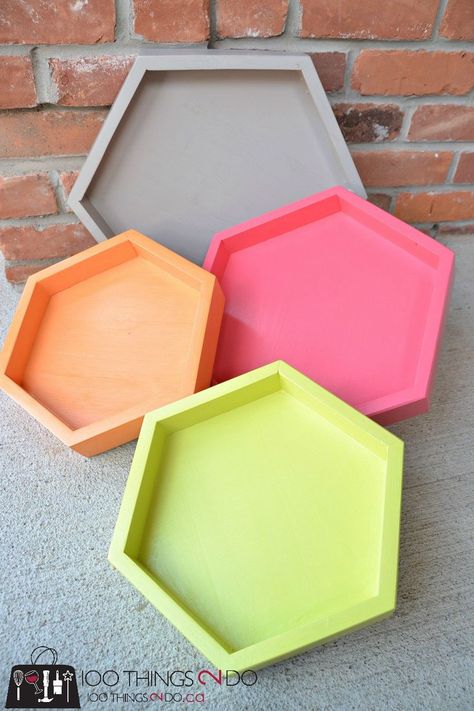 Tutorial - DIY decorative trays, hexagonal trays, nesting trays Hexagon Tray Decor, Tray Making Ideas, Fine Woodworking Furniture, Modern Woodworking Projects, Woodworking Jobs, Diy Tray, Laundry Room Diy, Bird Houses Diy, Scrap Wood Projects