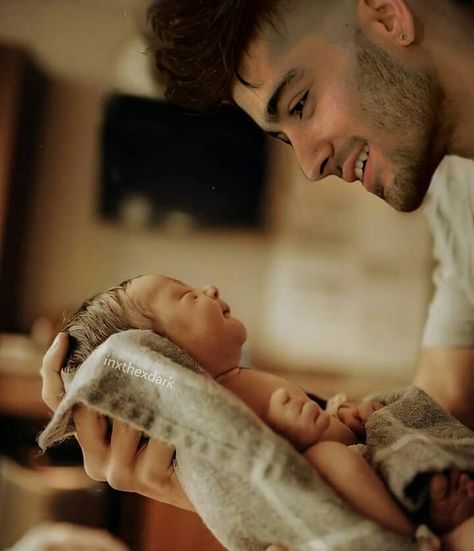 Zayn Malik 🌐 on Instagram: “He's gonna be the best father😍🔥 . . . . . . . . . #icarusfalls #zaynjavaddmalik #zaynimagines #zaynmalikedits #zaddyzayn #zaynmalik #inzayn…” Fam Goals, طفلة حديثة الولادة, Foto Kids, Hospital Pictures, Hospital Photos, Baby Hospital, Foto Baby, Dad Baby, Newborn Shoot