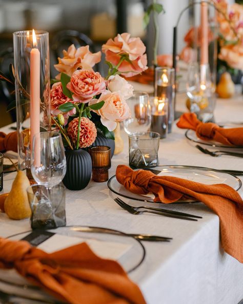 ALEXSIA & JOMAR 🍁🧡 As the seasons change so do our tablescape inspirations. This Autumn themed wedding for the beautiful bride Alexsia and her wonderful husband Jomar, has enchanted us with its stunning hues of this season having us wanting more. Event stylist & management: @lnr_events_ Photographer: @neiyo Florist: @aschajolie Tableware: @eventmerchantco Table linen: @tablearteventhire Event stationery: @adelphimou Venue: @farmviganoweddings September Wedding Inspiration, Gold And Orange Wedding, Orange Aesthetic Wedding, Orange Dinner Party, October Wedding Themes, Burnt Orange Wedding Decor, Autumn Wedding Table Decor, Autumnal Tablescape, Orange Tablescape